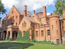 Das im Windsor-Stil errichtete Schloss von Sangaste war die Wirkungsstätte von Gutsherr Friedrich von Berg, dem Züchter der später auch in Mecklenburg angebauten Roggensorte „Sangaste“.