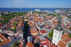 Blick über Tallinn und den Fährhafen