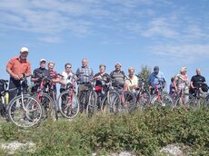 Erinnerungsfoto einer überglücklichen Radlergruppe