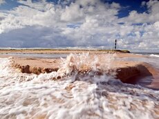 Sommer, Sonne, Badestrand – in den seichten Küstengewässern sorgen Wassertemperaturen von nicht selten 25 Grad für ausgiebige Badefreuden.