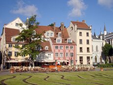 Die weitläufige Altstadt von Riga bietet viel Platz zum Verweilen.