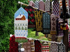 Die traditionellen Muster der Inselregionen finden sich noch heute innerhalb viele Stricksachen wieder und sind vor allem auf Hiiumaa und Saaremaa überall zu finden. Ein schönes und zugleich nützliches Andenken an eine Reise.