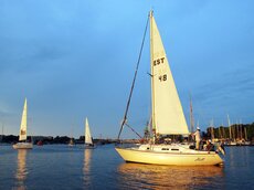 Im estnischen Kur- und Badeort Pärnu dominiert das maritime Flair. Ein Segeltörn in die Rigaer Bucht ist ein Muss!