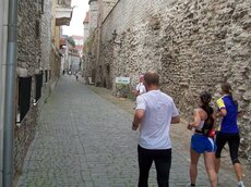 Die Laufstrecke des Tallinner Marathons führt auch durch die mittelalterlichen Altstadtgassen.