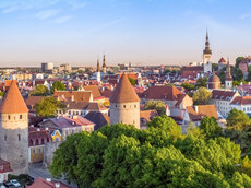 Wehrtürme, Kirchen und Kaufmannshäuser umrahmt von einer mittelalterlichen Stadtmauer – auf den Spuren der Hanse im alten Reval