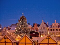 Der Tallinner Weihnachtsmarkt befindet sich in der historischen Kulisse der mittelalterlichen Altstadt.