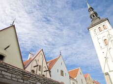 Hanseatische Kaufmannshäuser und die Niguliste-Kirche in der Altstadt von Tallinn