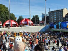 Zuschauer und Aktive am Zieleinlauf auf dem Freiheitsplatz