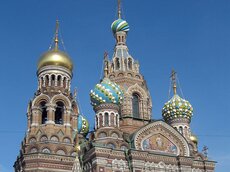 Die Auferstehungs- oder Bluterlöserkirche zeichnet die Stelle, an der Zar Alexander II. im Jahre 1881 einem Attentat zum Opfer fiel.