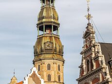 Turm der Petrikirche hinter dem Giebel des Schwarzhäupterhauses