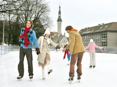 Zwischen Einkaufsbummel und Konzertbesuch – Schlittschuhlaufen auf der Tallinner Altstadteisbahn.