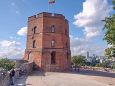 Obere Burg mit Gediminas Turm trohnen über der litauischen Hauptstadt.