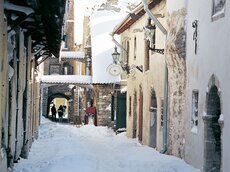 Romantisch anmutent sind die verschneitenten Altstadtgassen Tallinns, wie hier der Katharinengang.