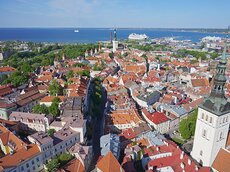 Tallinner Unterstadt mit Blick auf den Fährhafen