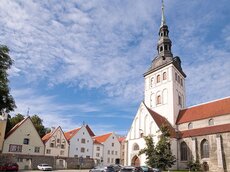 Hanseatische Kaufmannshäuser und die Niguliste-Kirche in der Altstadt von Tallinn